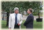 On the left - B. V. Oleynikov, the director of <a href=developers.php>the KrasGU Internet Centre</a>; on the right - Vladimir Trofimov, the author of the book 